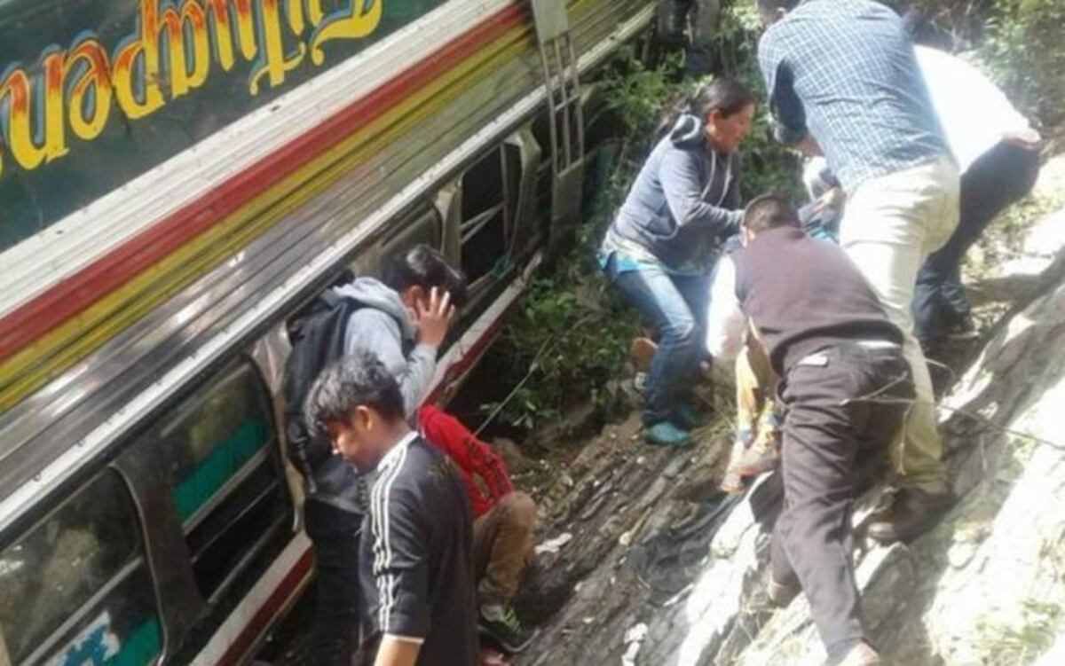 Menor conducía bus, se accidenta y deja nueve muertos