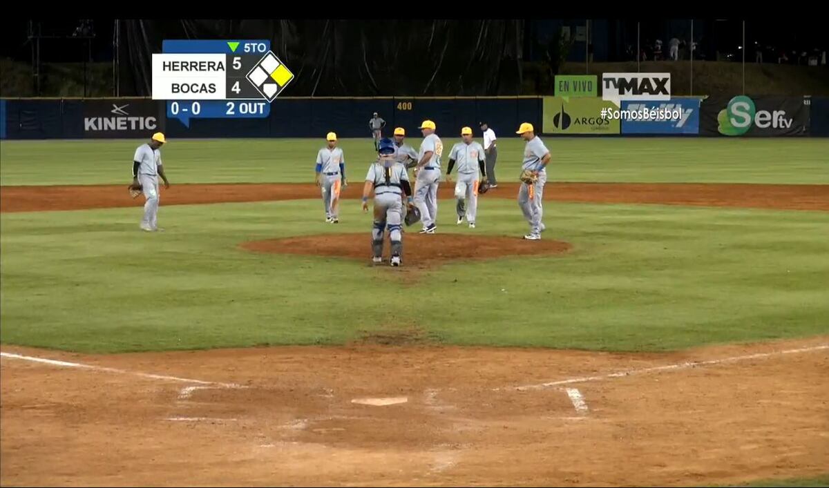 ¡QUÉ SUSTO! Jugador de Herrera se desploma en partido con Bocas del Toro