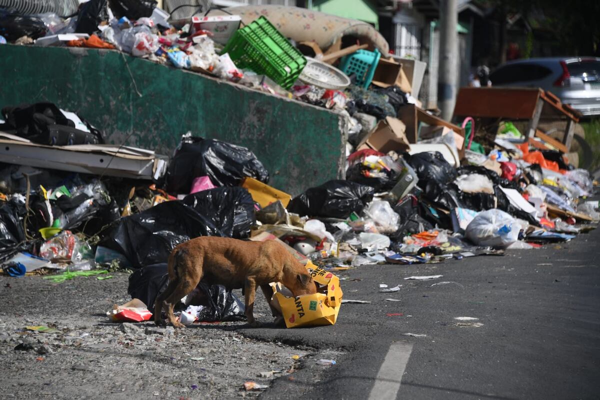 Qué porquería. Entre ‘buco’ de basura celebran Día de las Madres en San Miguelito. +Fotos