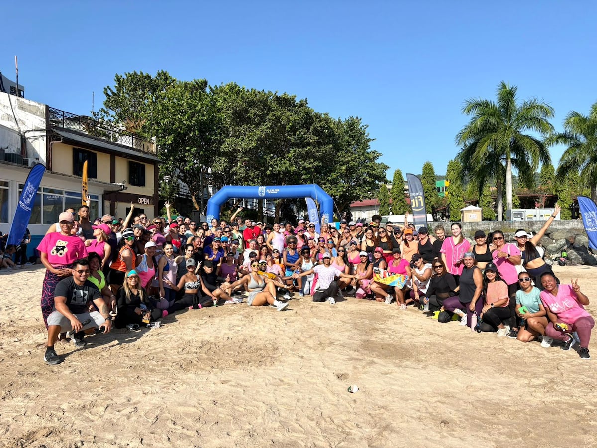 Zumba frente al mar reúne a más de 120 mujeres en el Casco Antiguo