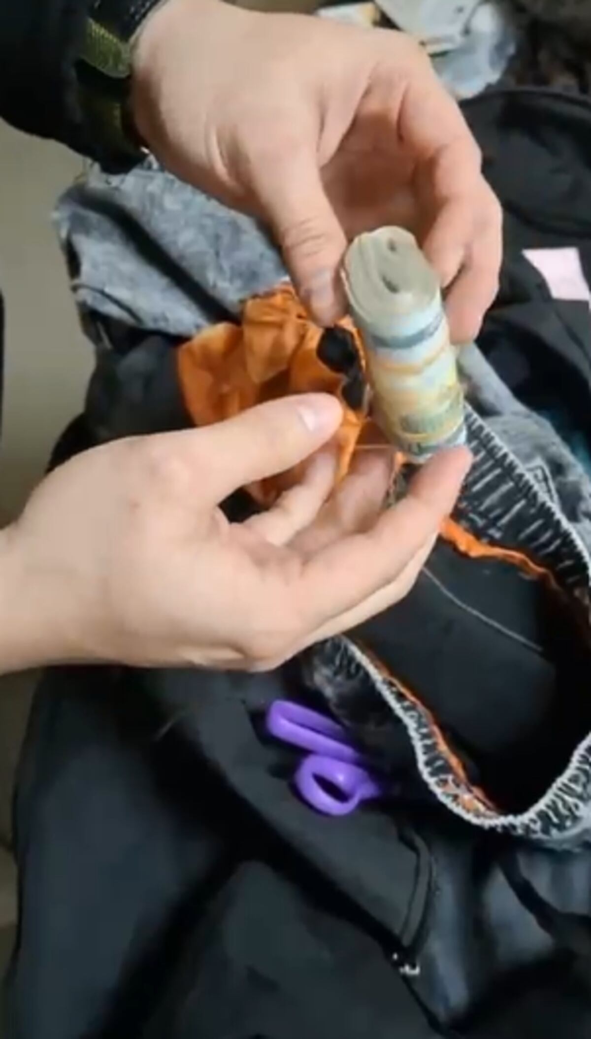 ¡Pillado! Cubano llevaba 10 mil dólares escondidos en los jeans y Aduana lo retiene