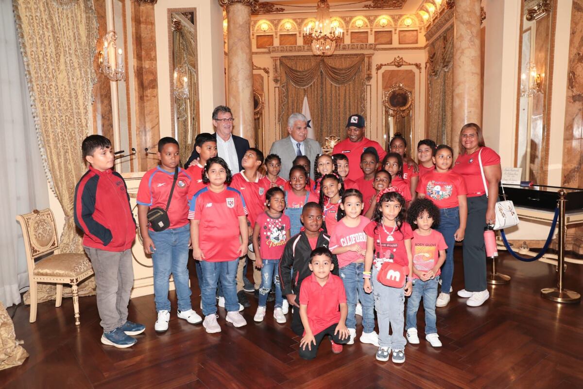 Presidente José Raúl Mulino recibe a la leyenda del fútbol ‘El Matador’ Mario Kempes en el Palacio de Las Garzas