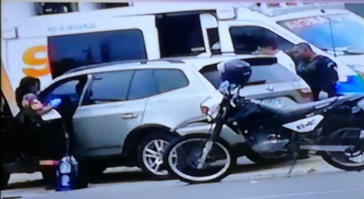 Dos hombres muertos iban de pasajeros y una mujer en el maletero | Video