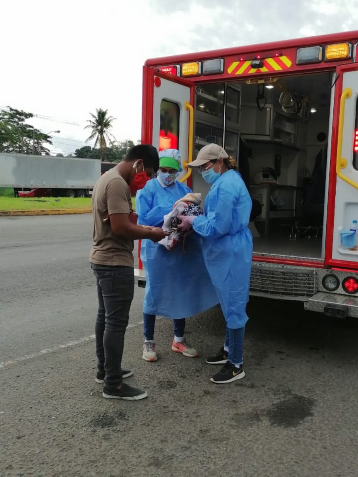 Impresionante. Mujer da a luz en el cerco sanitario de La Pesa. Video