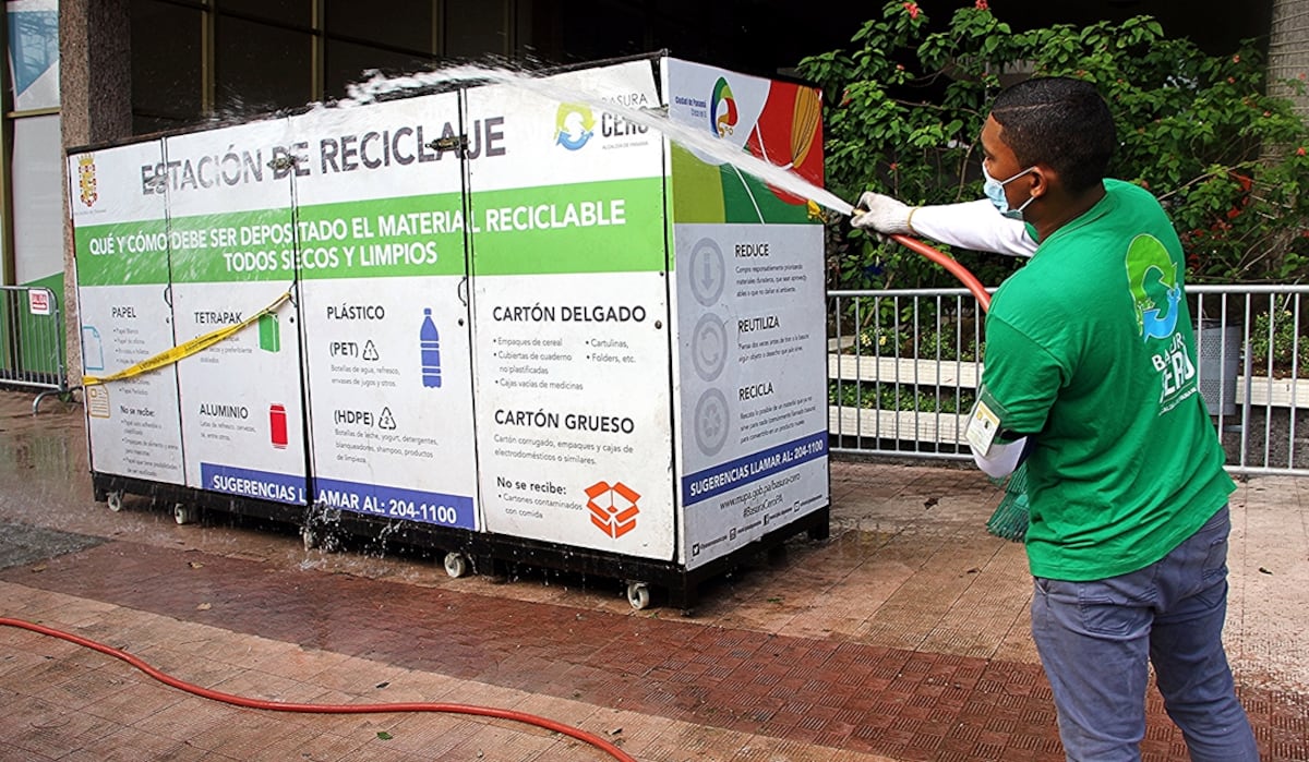 Estaciones de reciclaje son sanitizadas para evitar contagios de Covid-19