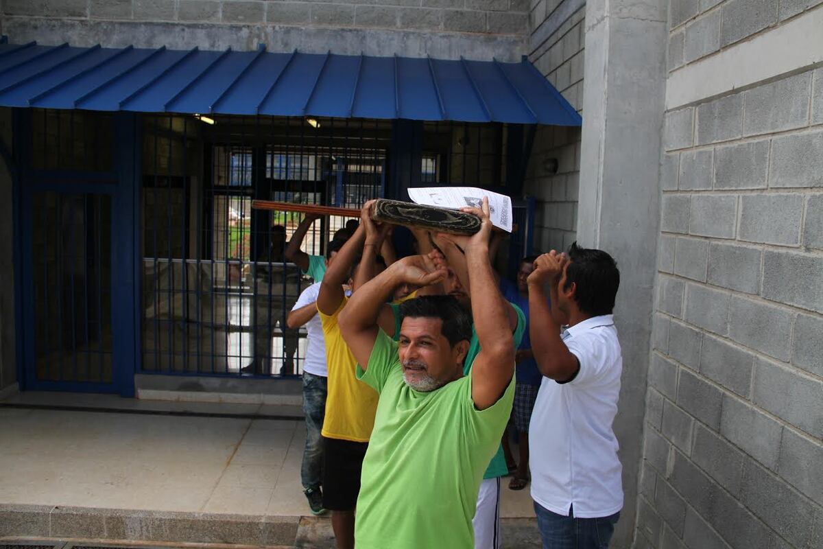 BENDECIDOS. La Cruz Peregrina de la JMJ recorrió la Nueva Joya