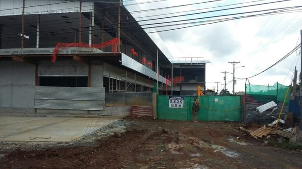 LO TIRAN DE PRIMER PISO. Amordazan a seguridad  de edificio en construcción