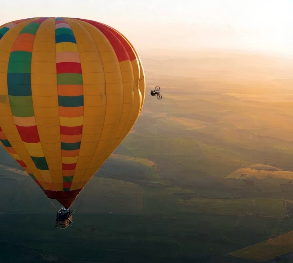 Desde un globo a la tierra: el salto extremo de Elias Schwärzler a 950 metros