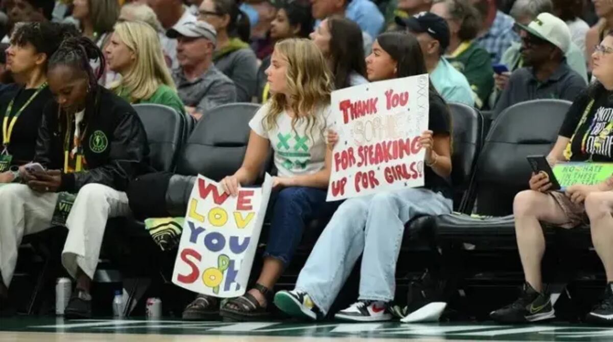 ¡“Tapa esa camiseta o te vas”! WNBA obliga a cubrir camisetas y luego rectifica