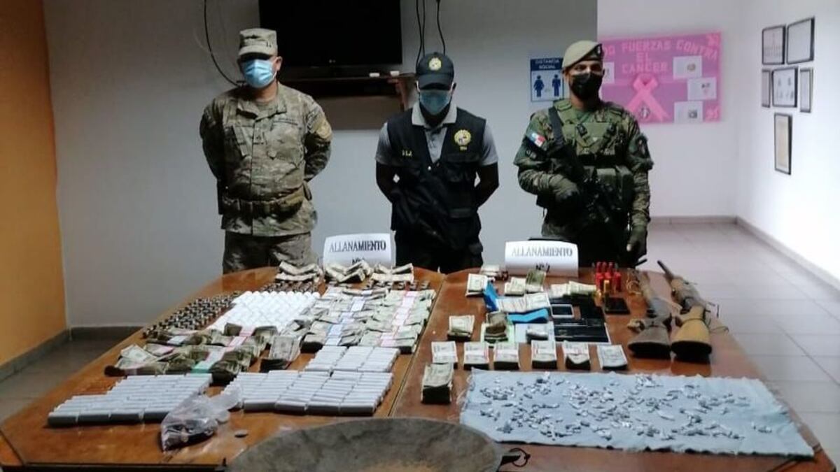 Aprehenden a dos personas, decomisan armas, oro y dinero en Darién