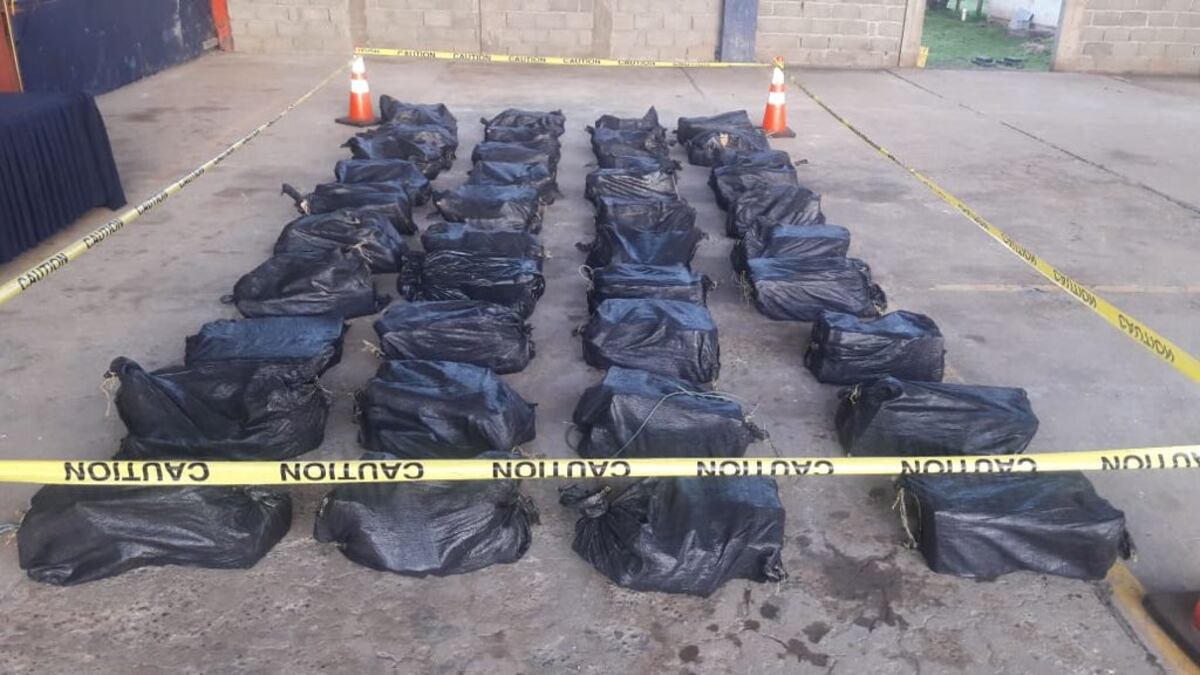 En altamar capturan a tres sujetos a bordo de lancha y con 800 paquetes de droga