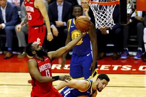 Rockets responden a cada disparo para empatar la serie