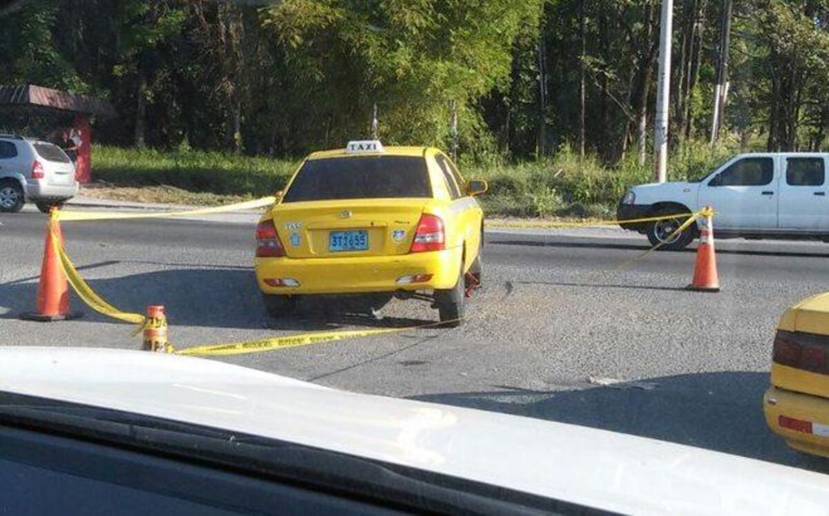 Operan de emergencia a bebé arrollado por taxi que conducía su papá
