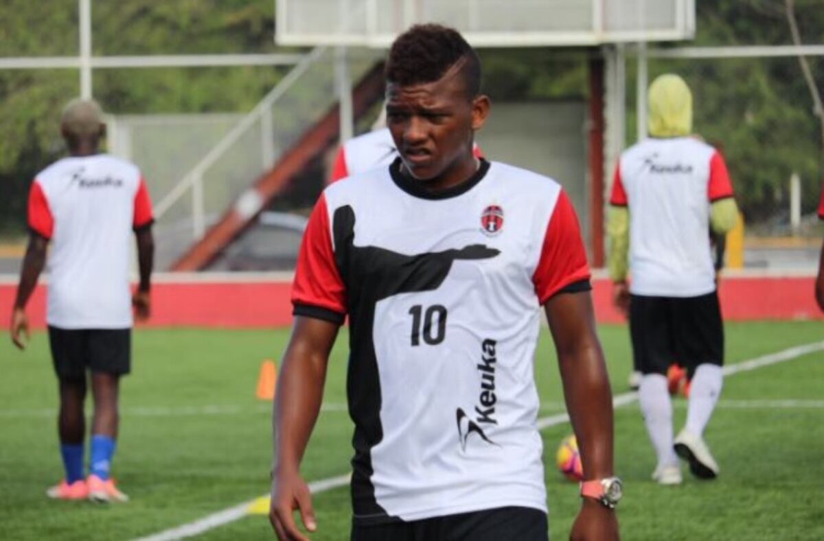 Ronaldo Córdoba busca la redención con Sporting