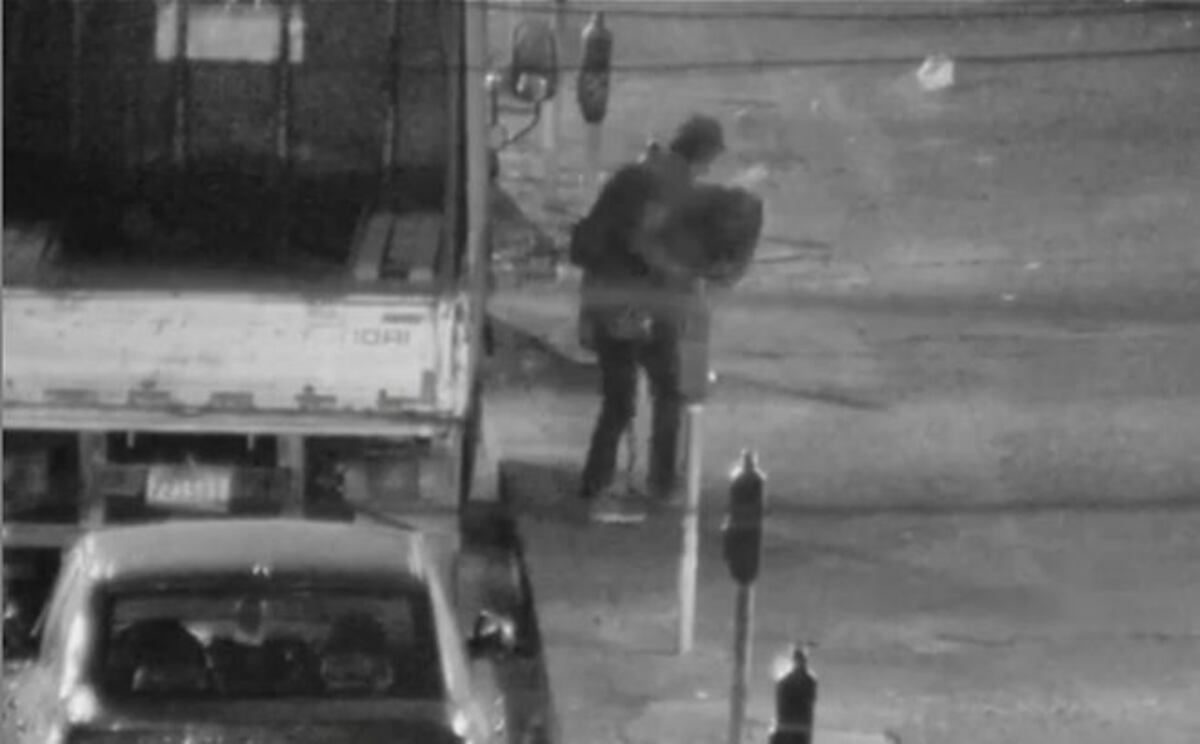 Videovigilancia.Cuando lleva la batería del camión en el hombro llega la Policía