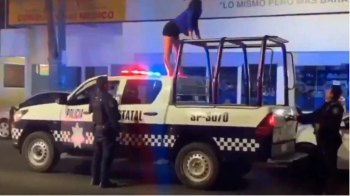 ¡No se resistió! Joven muestra sus sexys movimientos arriba de un patrulla| VIDEO 