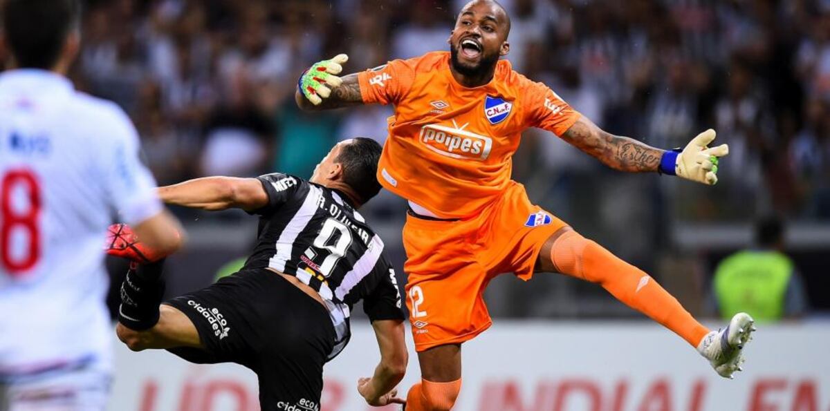 Ecografía arroja  pequeño desgarro en aductor izquierdo