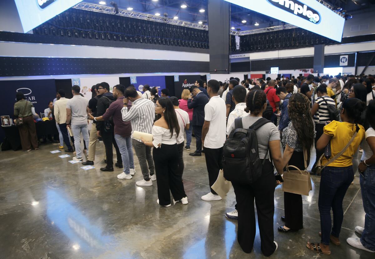 Largas filas de esperanza y 6 mil plazas sobre la mesa: Más de 27 mil buscaron trabajo en la Feria Empleo 2.0