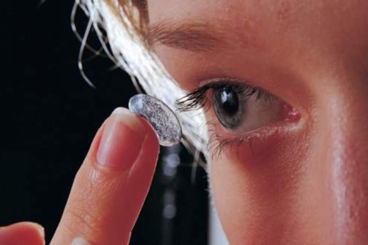 ¡De miedo! Se queda ciego por ducharse mientras utilizaba lentes de contacto