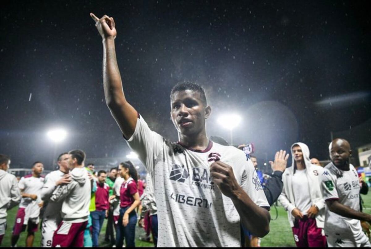 Panameño Fidel Escobar se consagra campeón del fútbol tico con el Saprissa. Video.