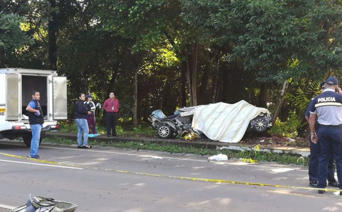 Fallece unidad policial tras chocar con una alcantarilla y volcarse en Chiriquí