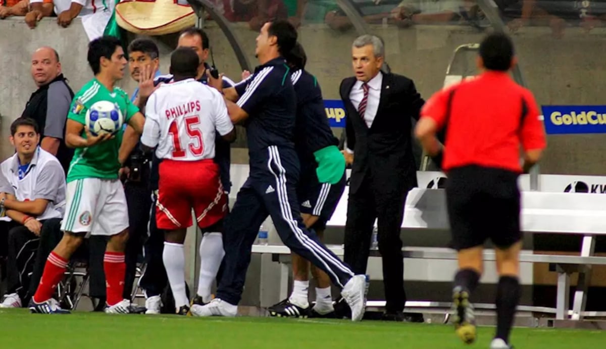 ¿Recuerdas la patada del ‘Vasco’ Aguirre al ‘Patón’ Phillips? Mexicano se ríe cuando habla de ella. Video