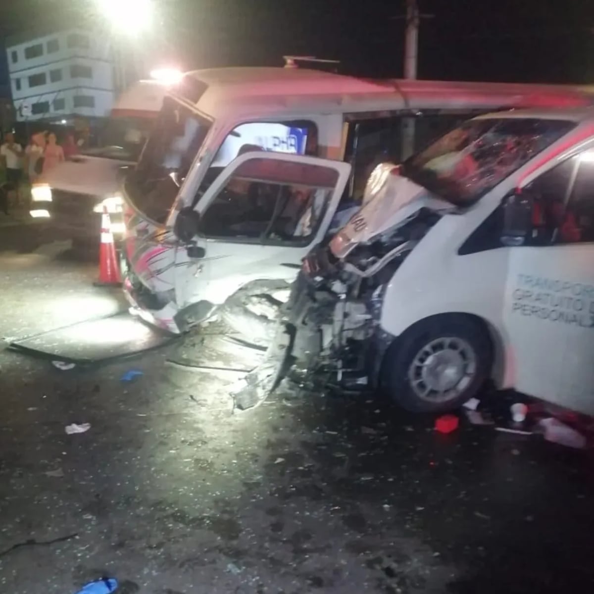 Grave accidente de tránsito en Panamá: Bomberos y ambulancias coordinan rescate tras colisión entre buses