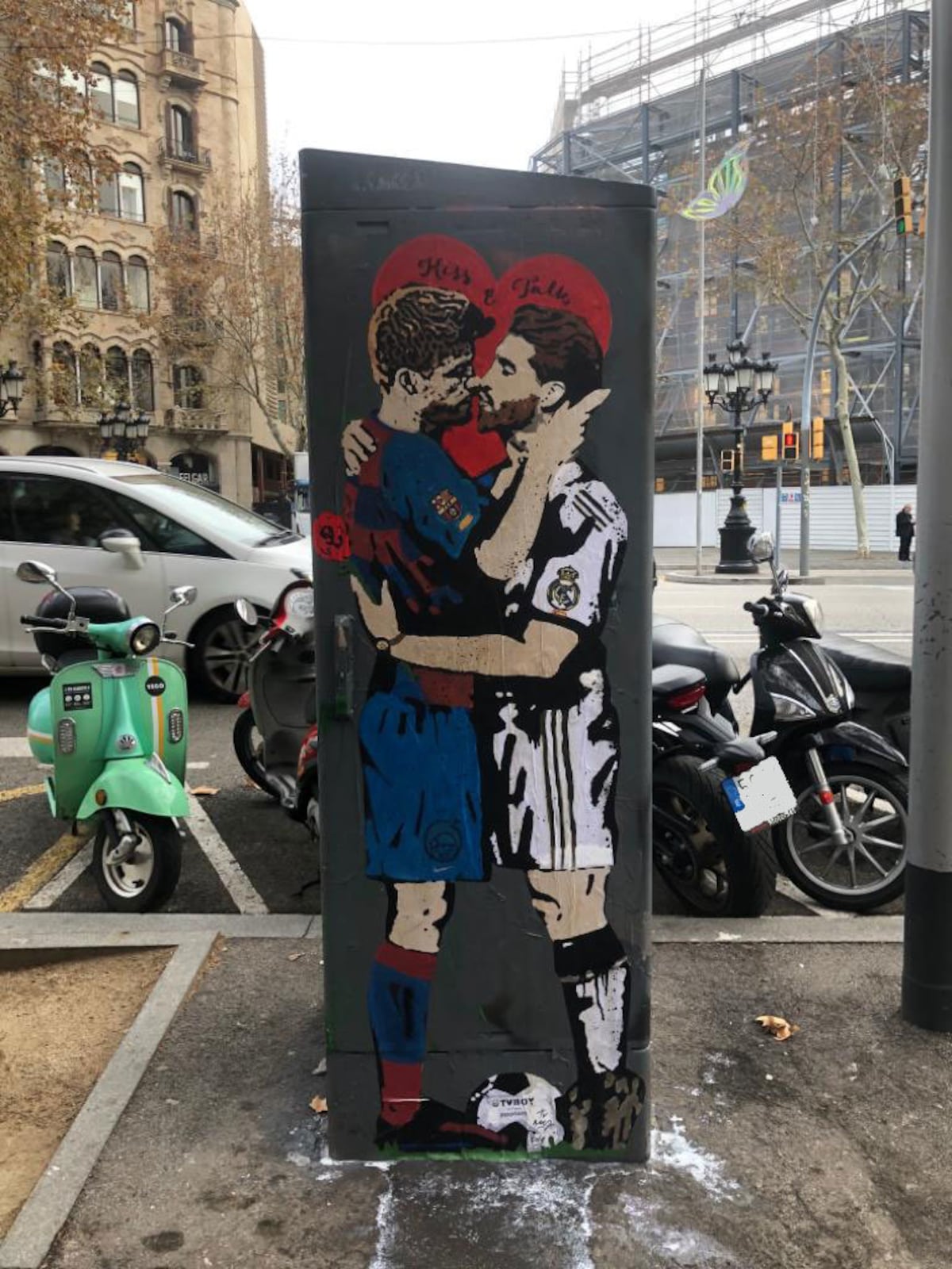 Piqué y Sergio Ramos se besan antes del clásico español. Video