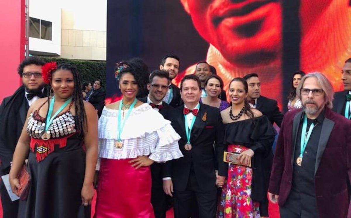 Panameños de Afrodisíaco revelan el secreto de su vestuario en los Grammys.