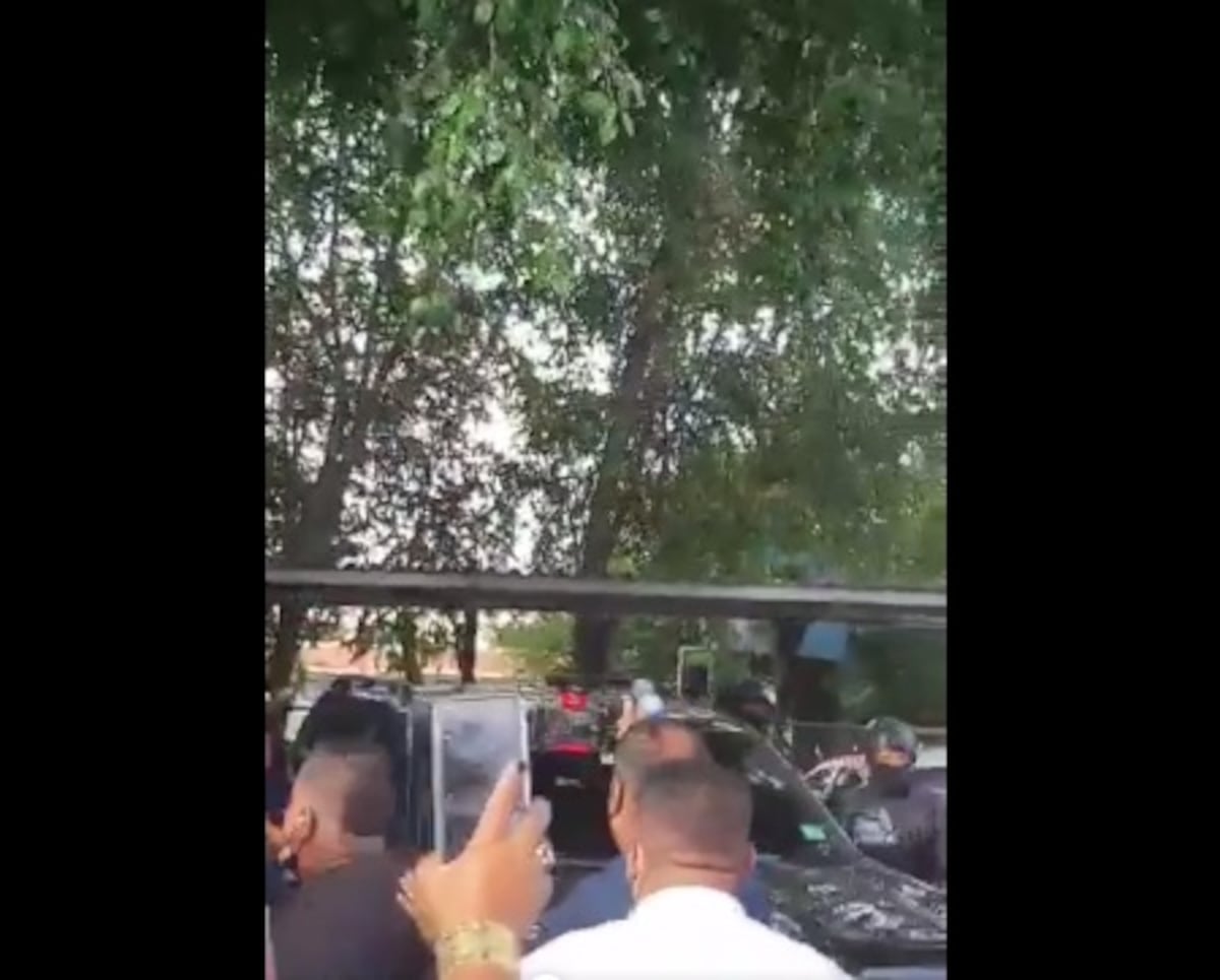 Le gritan de todo y lanzan botellas a ministra de Educación. Dirigente ofrece disculpas. Video