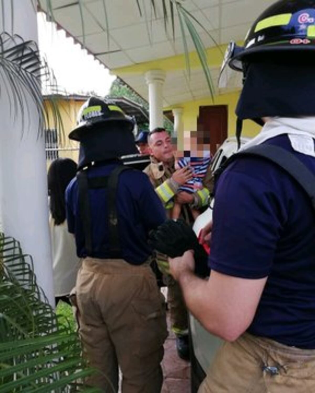 Otro bebé queda atrapado dentro de un auto estacionado. Bomberos entran en acción