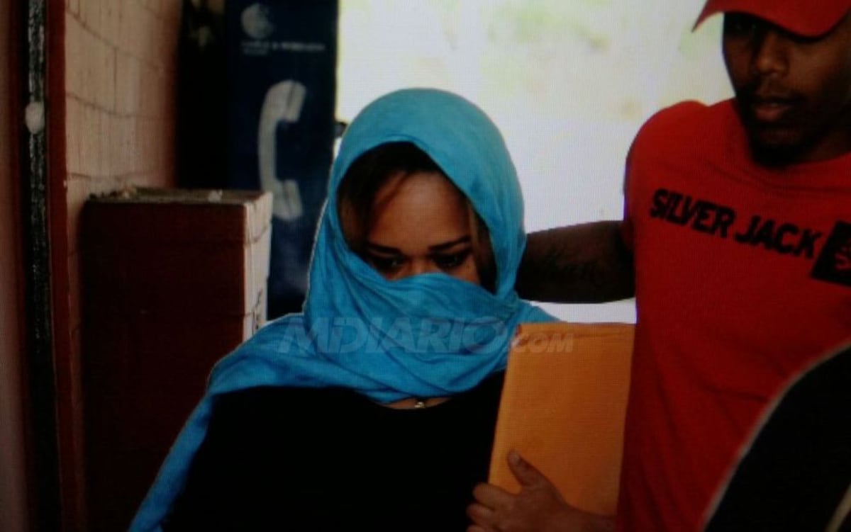 ¡AGRESIVA! Milagros Lay con prepotente actitud tras audiencia | VIDEO