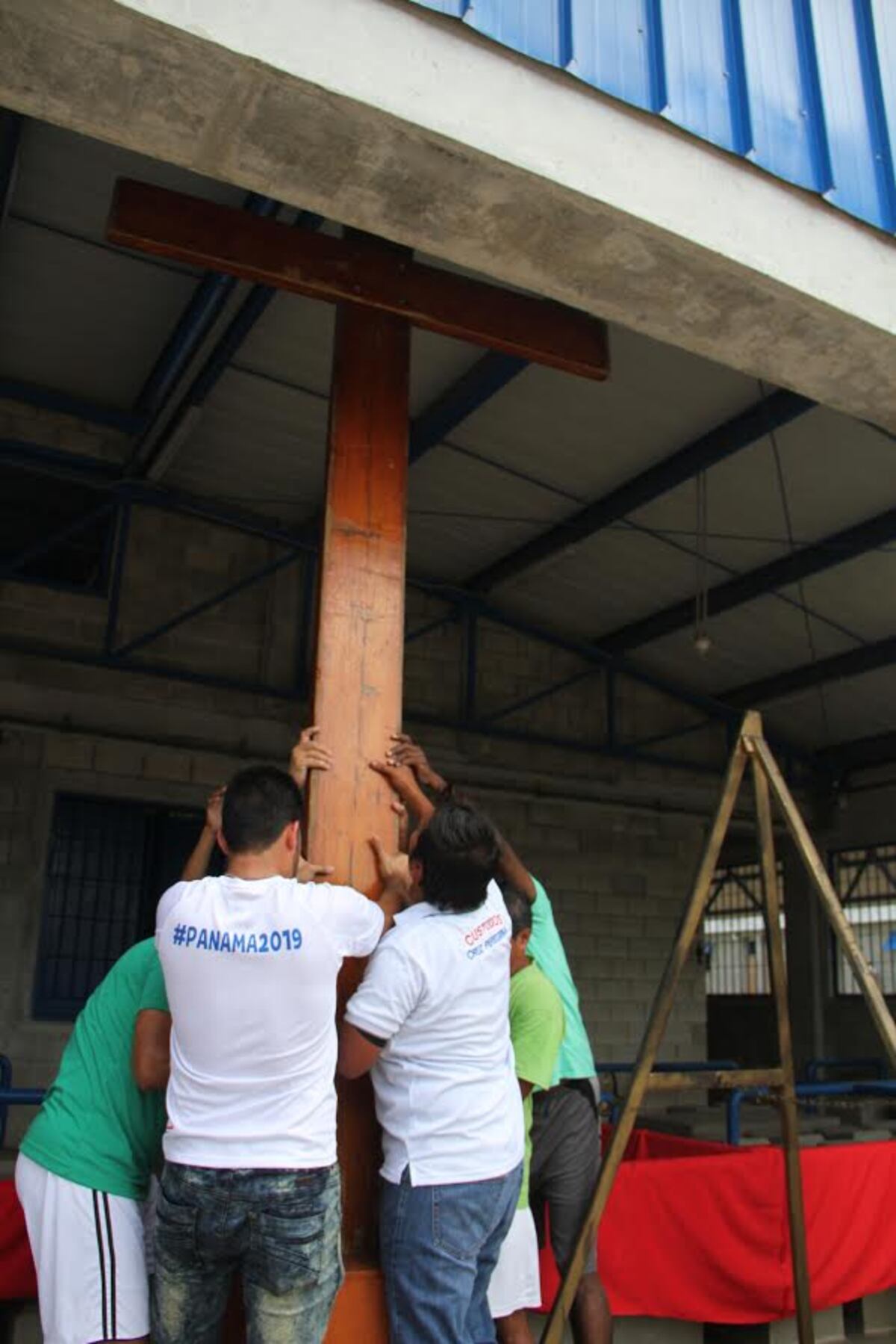 BENDECIDOS. La Cruz Peregrina de la JMJ recorrió la Nueva Joya
