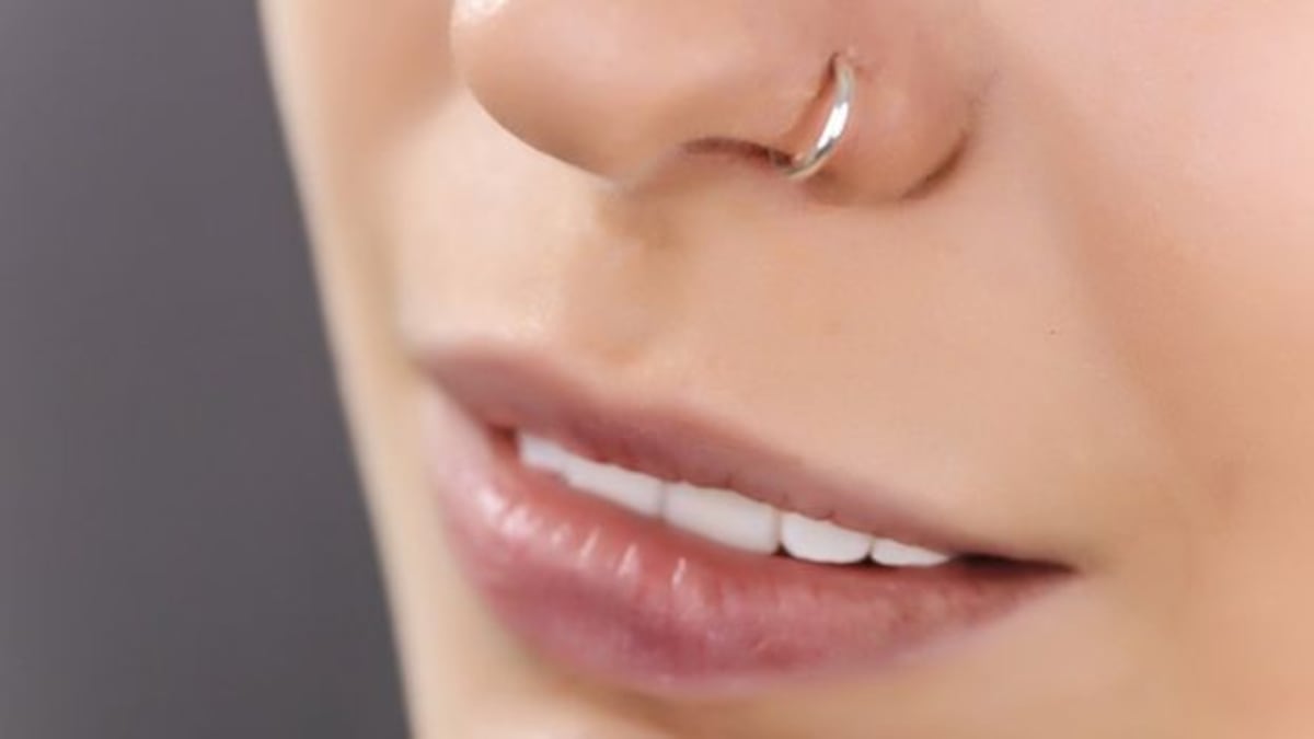 Un piercing en la nariz la dejó sin sentir nada de los senos hacia abajo