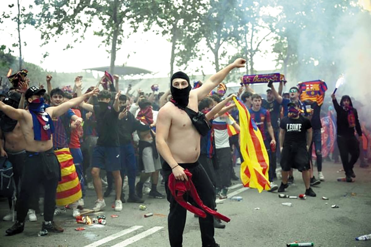 UEFA penaliza al Barcelona por saludos nazis y gestos racistas