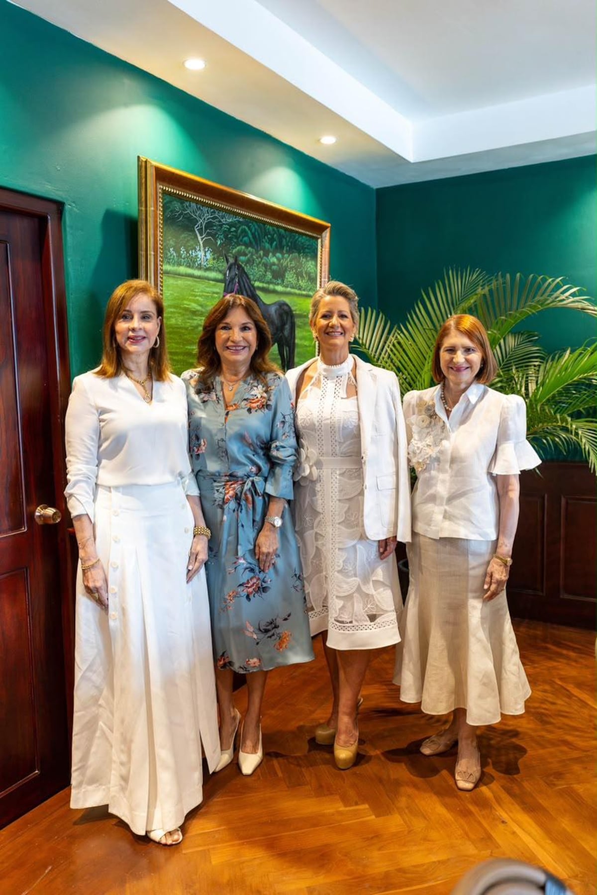 Están viendo bien: Lorena Castillo, Marta de Martinelli, Mireya Moscoso,  Yazmín de Cortizo y Maricel de Mulino se unen