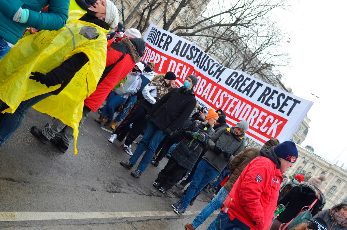 Miles de personas se manifiestan en Viena contra el confinamiento