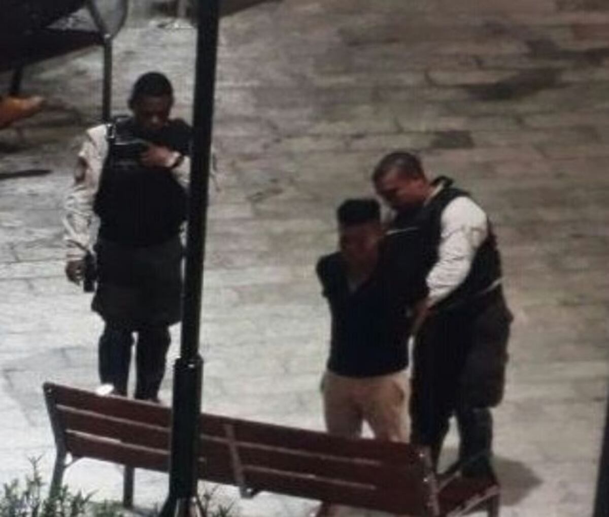 ¡TREMENDA COCHINADA! Se orina en la 5 de Mayo y lo obligan a limpiar +FOTOS