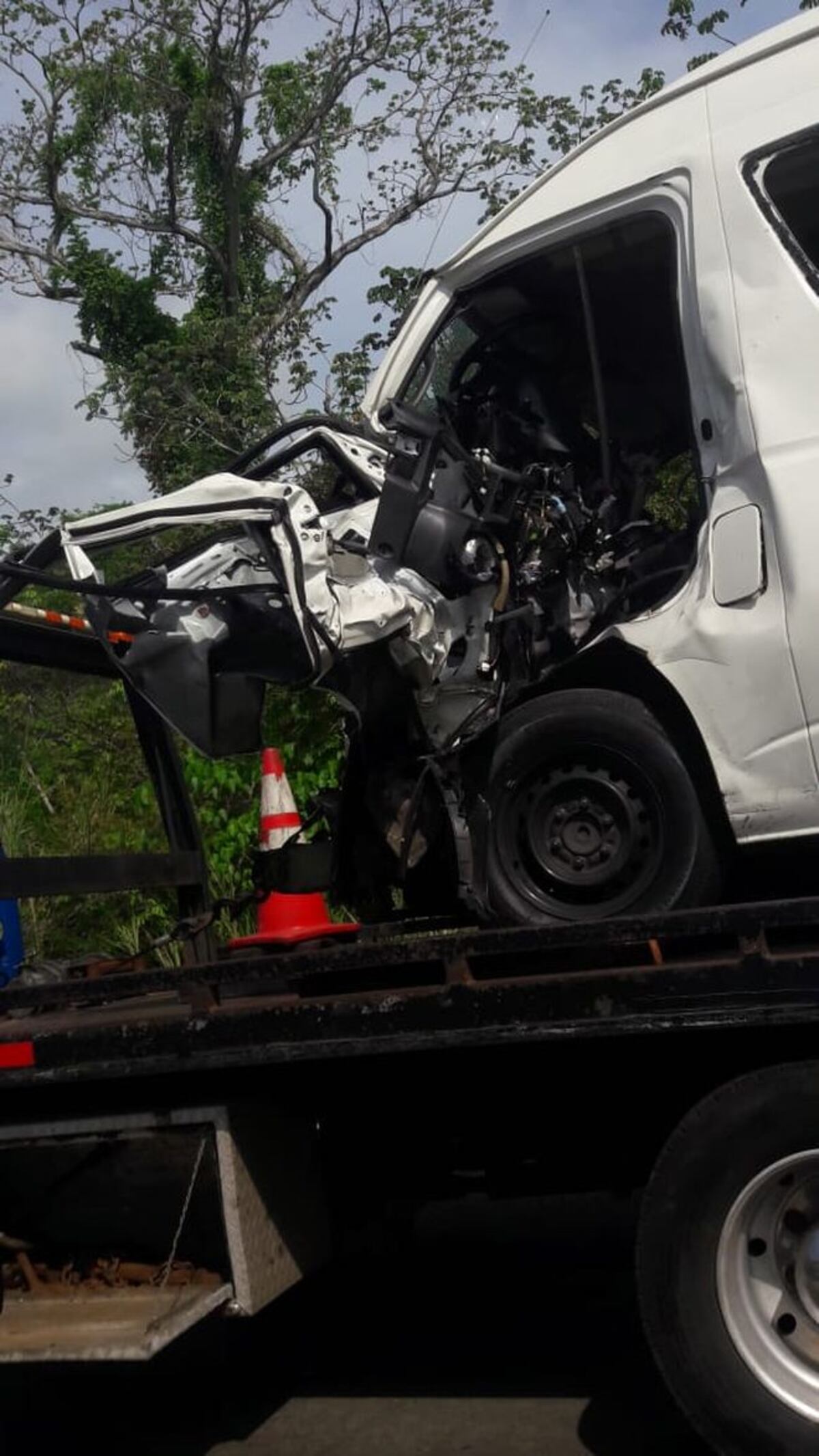 Conductor de busito pirata queda atrapado. Accidente en Vía Centenario