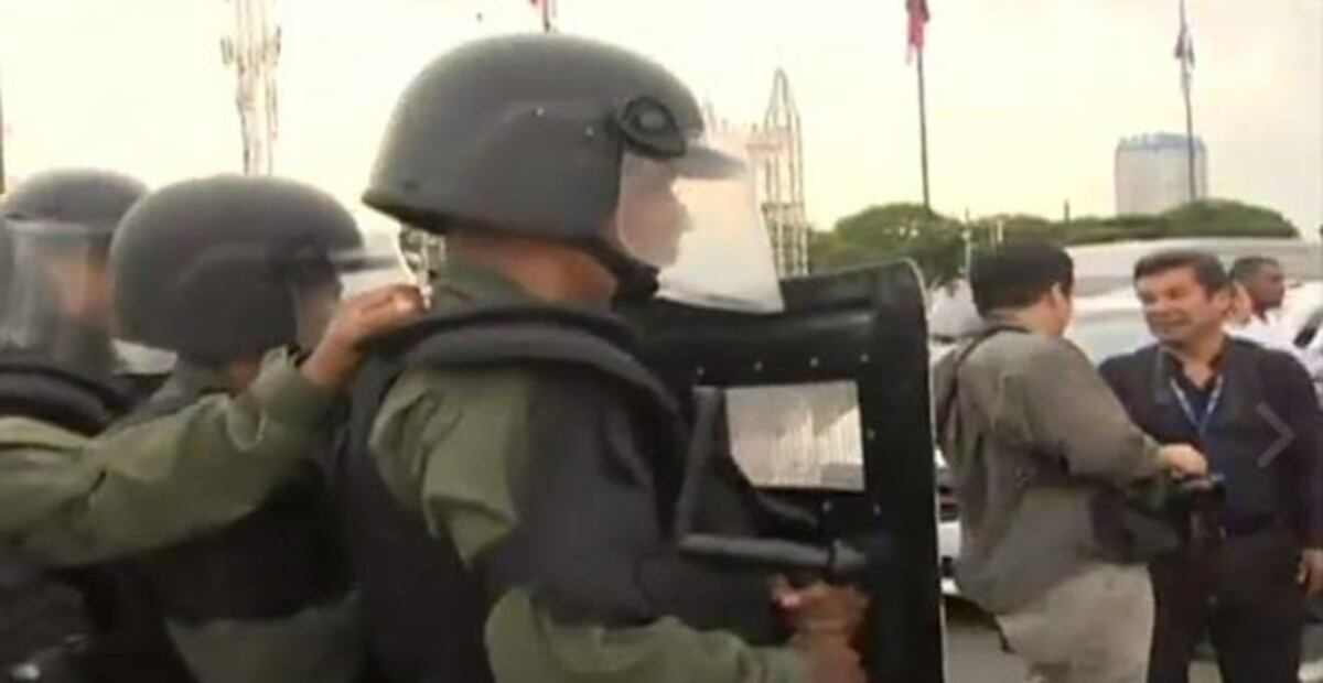 ¡SE DESCONTROLÓ! Empujones, patadas y retiro de placas a varios transportistas 