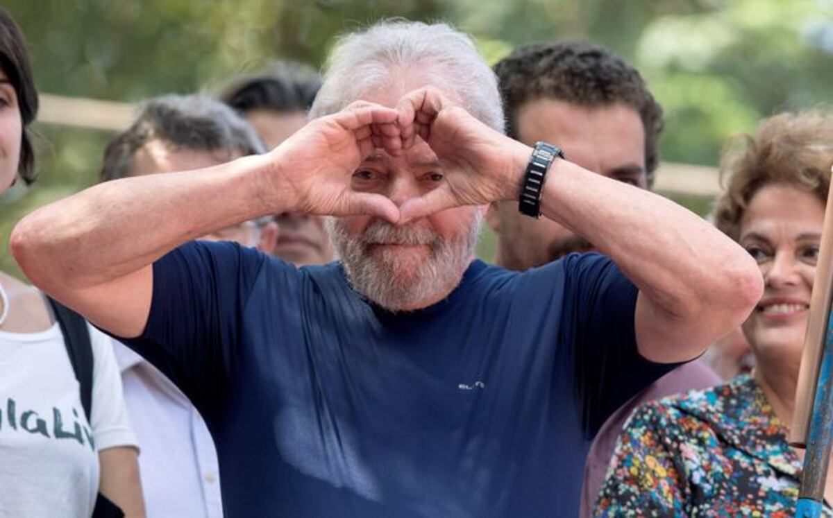 Juez ordena liberar al expresidente brasileño Lula da Silva,preso por corrupción