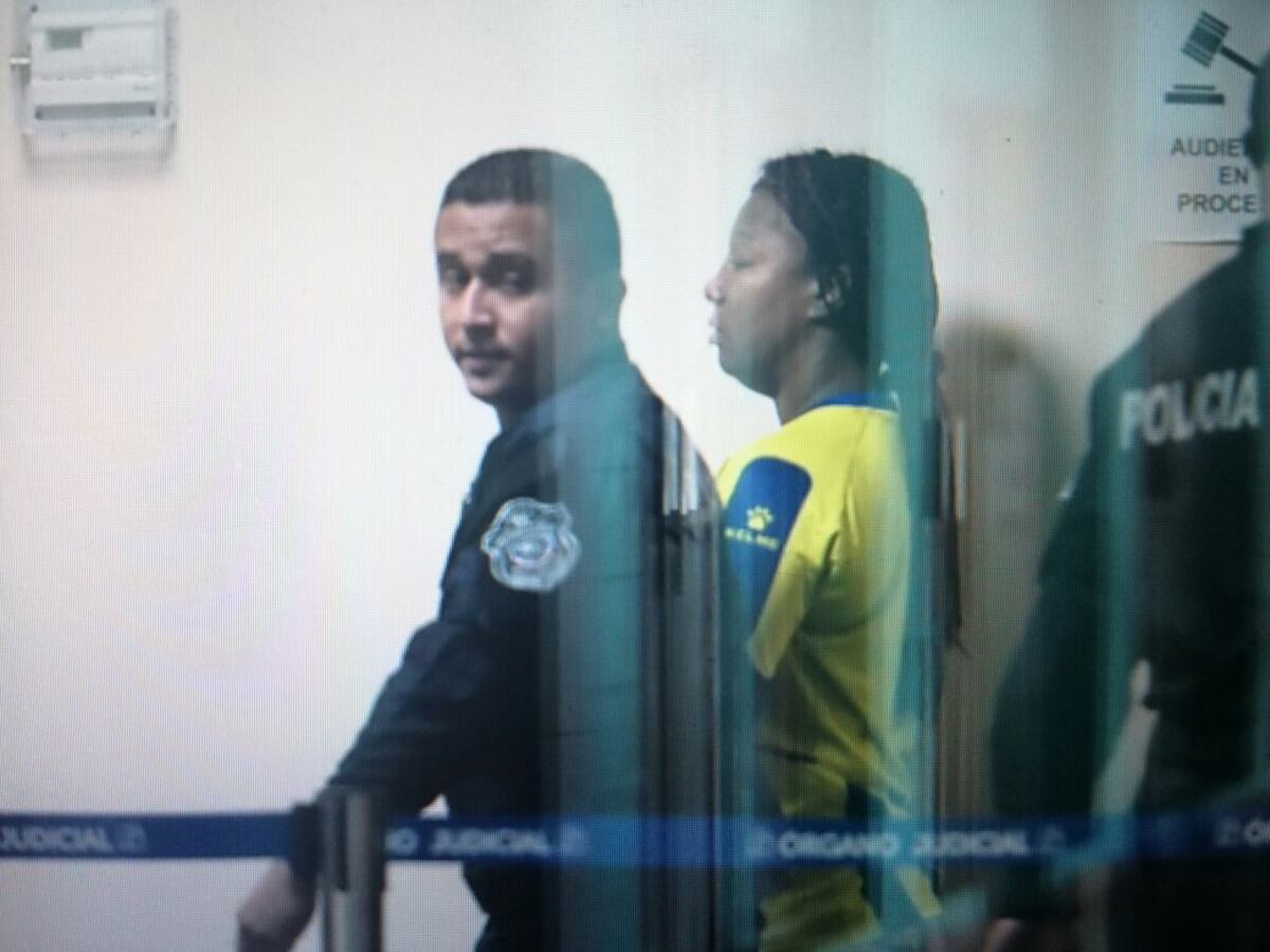 Imputan cargos a las dos mujeres vinculadas a la agresión de una unidad policial