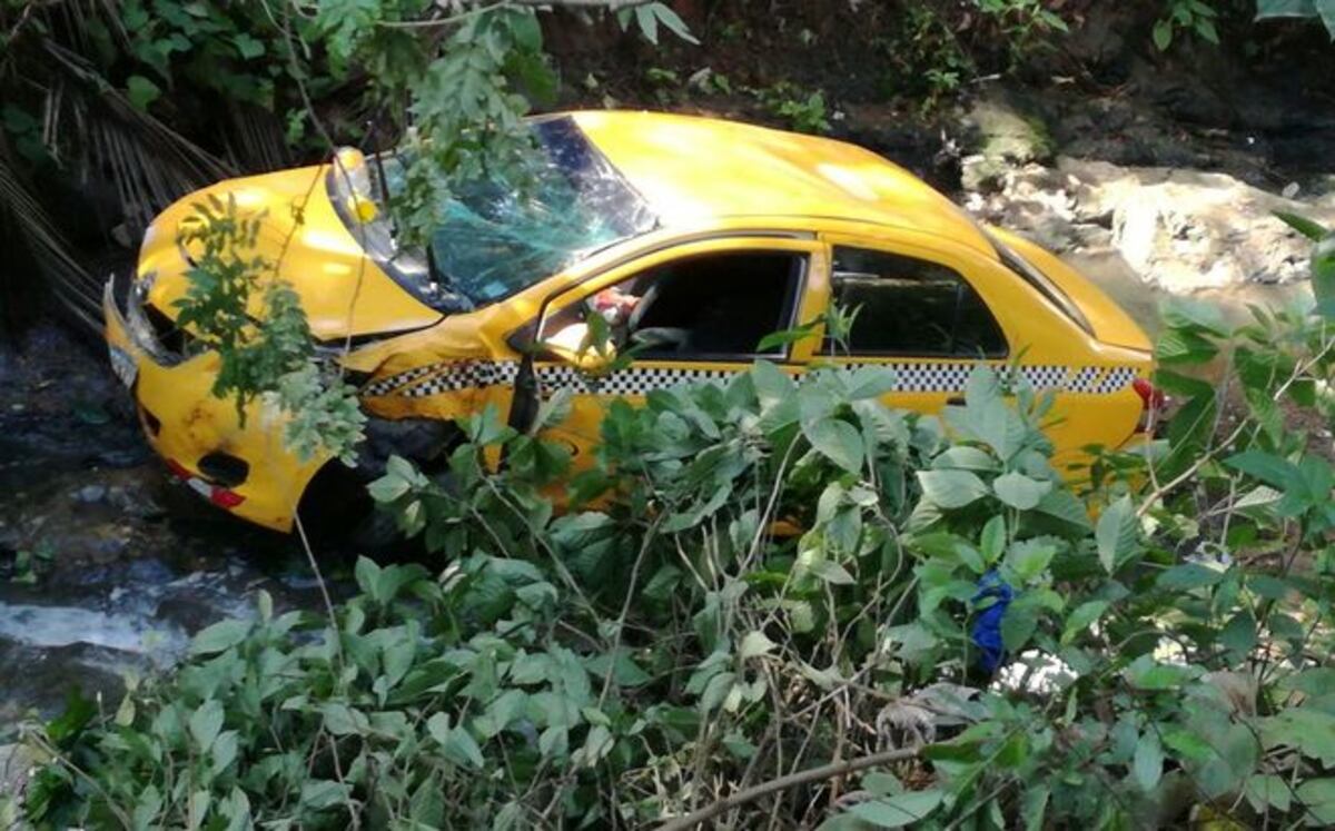 PAREJA CAE A UN PRECIPICIO. El taxi se quedó sin frenos 