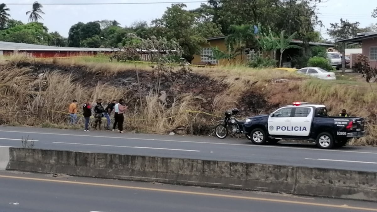 Hallan a una persona calcinada en la autopista, por la UTP de La Chorrera