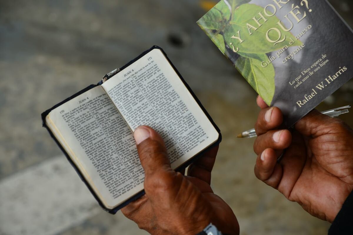 Donde antes vendían carros de lujo, ahora pasan la cuarentena en carpas