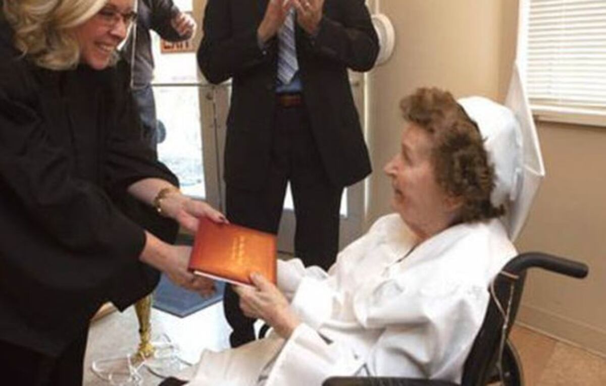 LOGRÓ SU SUEÑO. Abuelita se 'gradúa' de la secundaria a sus 98 años 