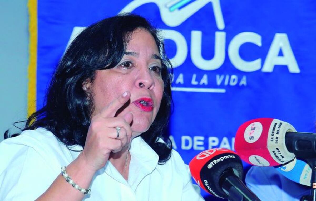 Buscan Ministros. Gremios critican la salida de Marcela Paredes 