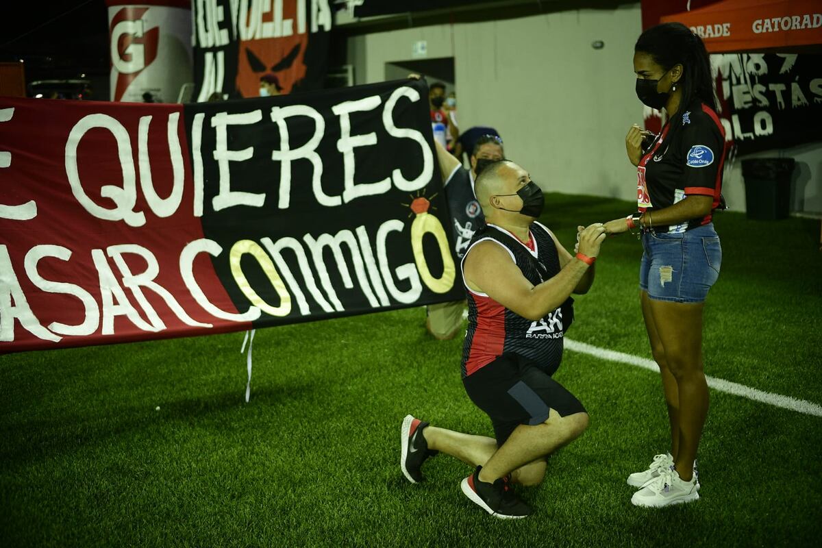 ‘¿Te quieres casar conmigo?’. Momentos tensos. El novio, en el terreno de juego, esperó respuesta desde las gradas