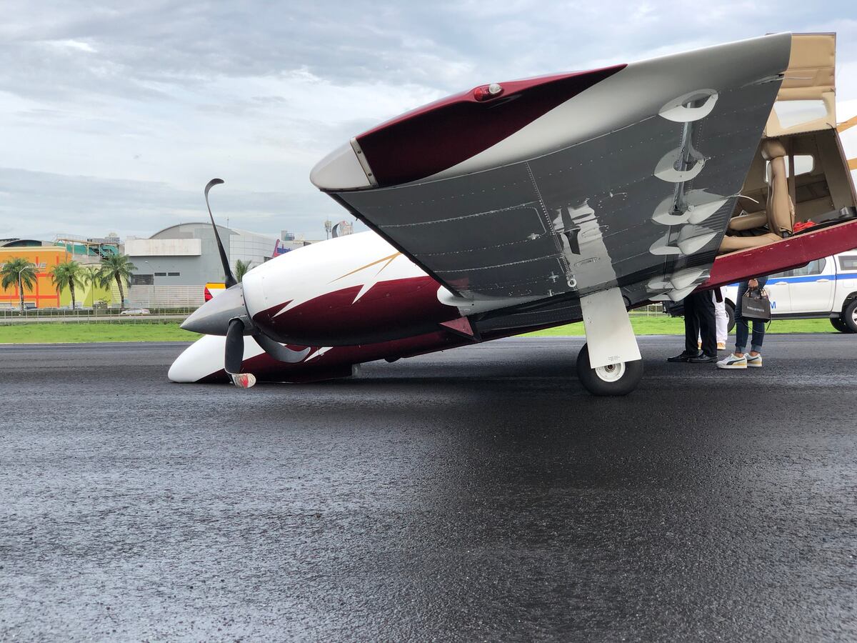 Qué susto. Aeronave sufre desperfectos cuando se movilizaba en el Aeropuerto Marcos A. Gelabert