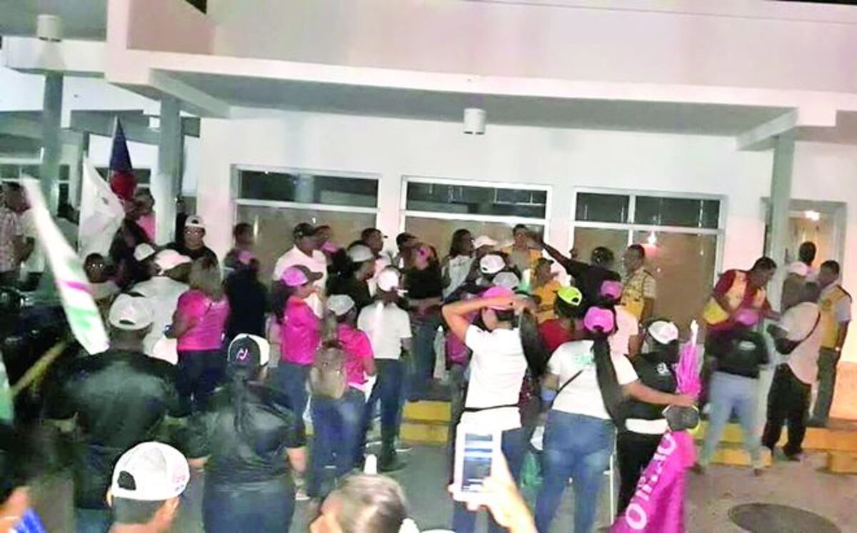 Mujeres se van a los puños por política en la ciudad de Santiago, en Veraguas